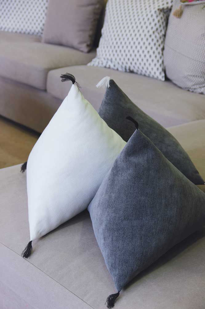 Coussins berlingots blanc et anthracite. Disponibles dans toutes les dimensions et coloris.