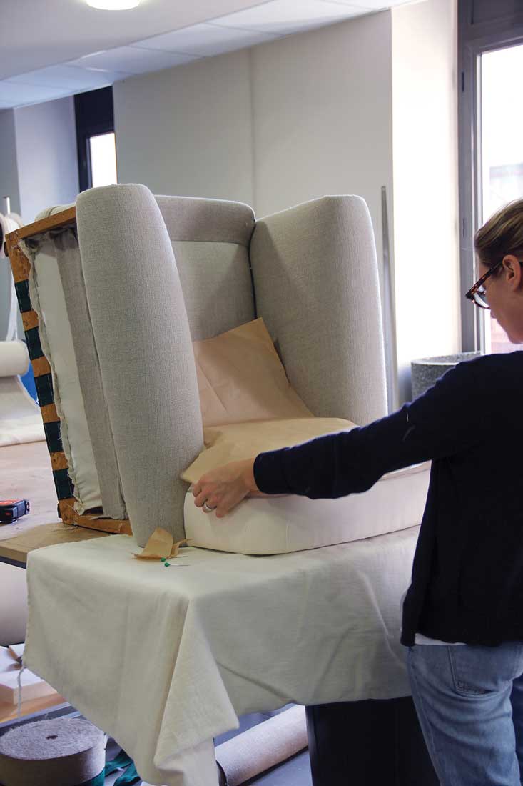 Réfection d'un fauteuil par notre tapissière