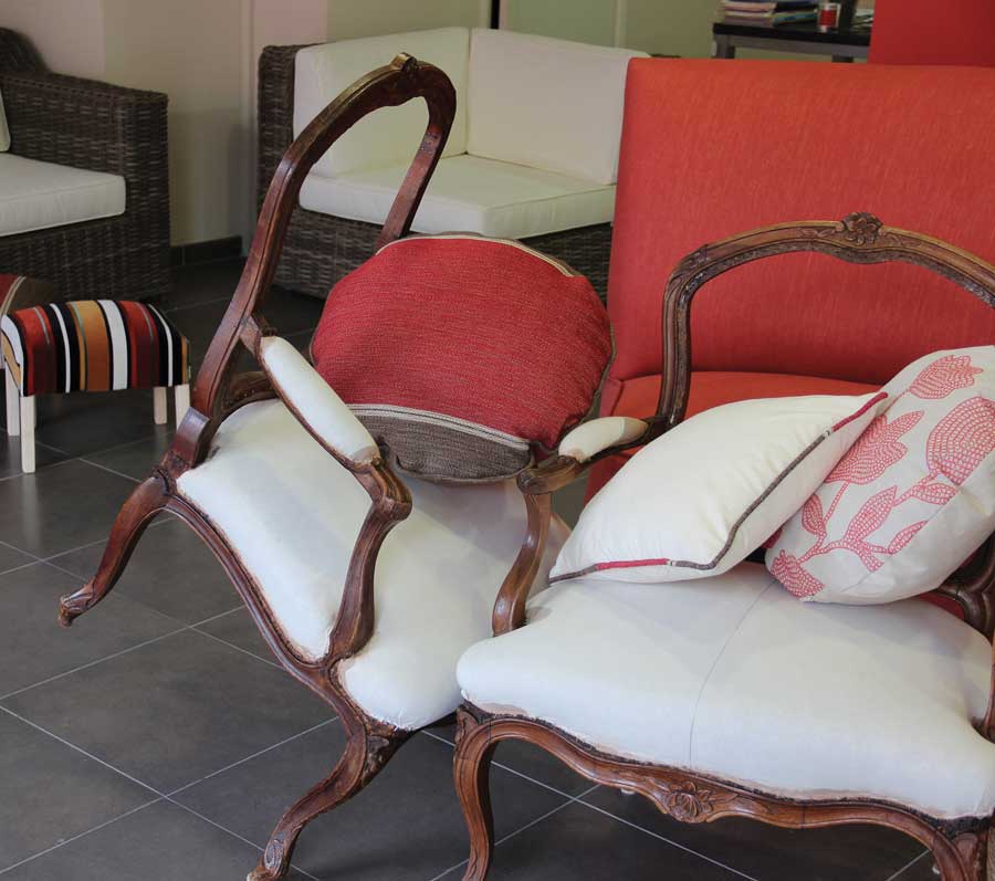 Fauteuils modernisés et personnalisés.