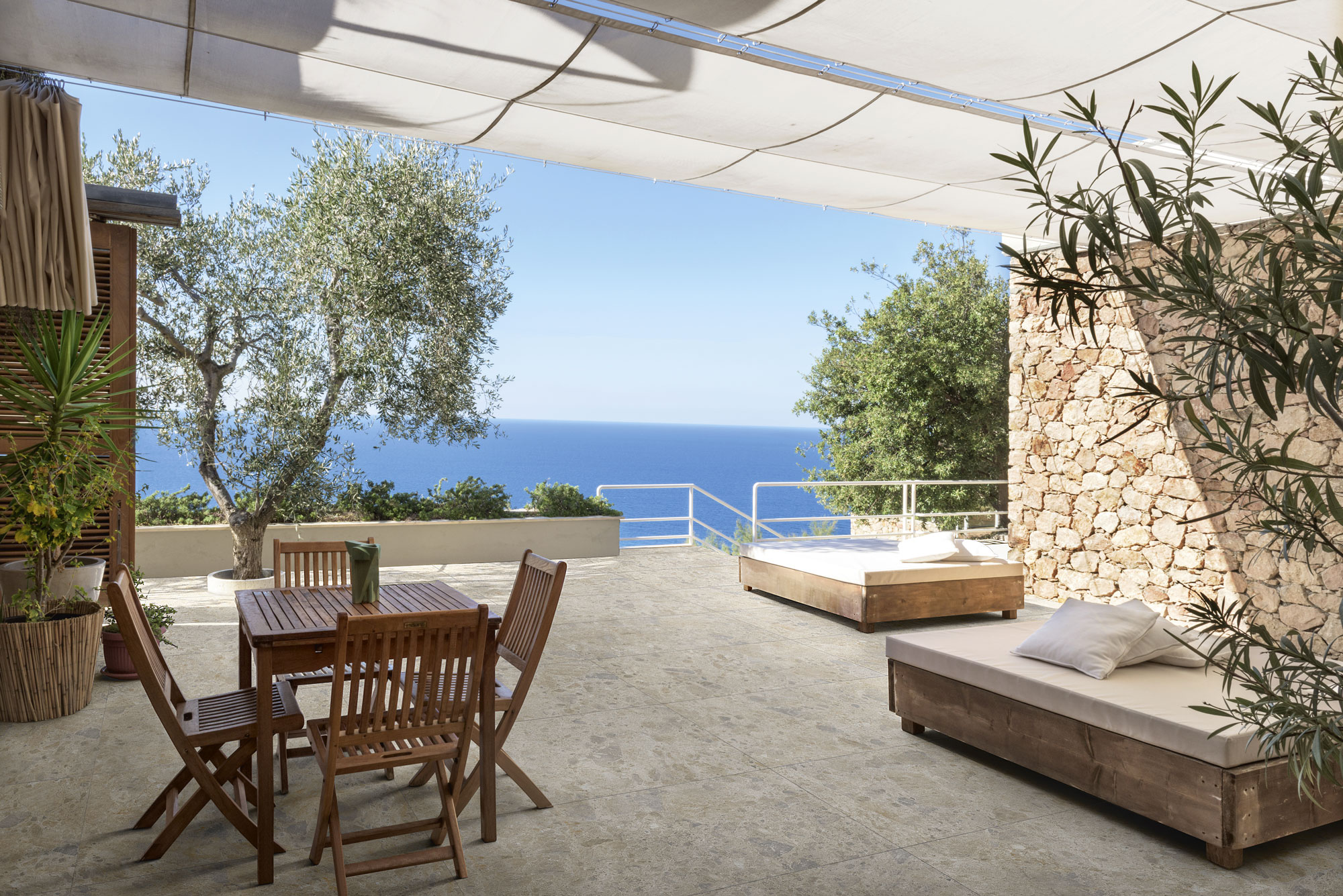 Dalles CARACTER - Dotées de 2 nouvelles technologies : STEPWISE, antidérapante douce au toucher et PURO, avec action antibactérienne et hygiénique des surfaces 