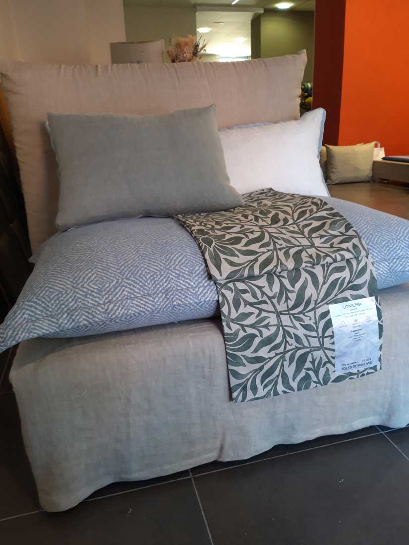 Réfection d'une chauffeuse gris taupe en lin avec ses coussins en lin. 