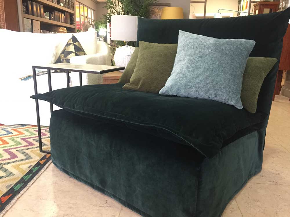 Réfection d'une chauffeuse en velours vert Vadim et coussins velours de chenille Milord.