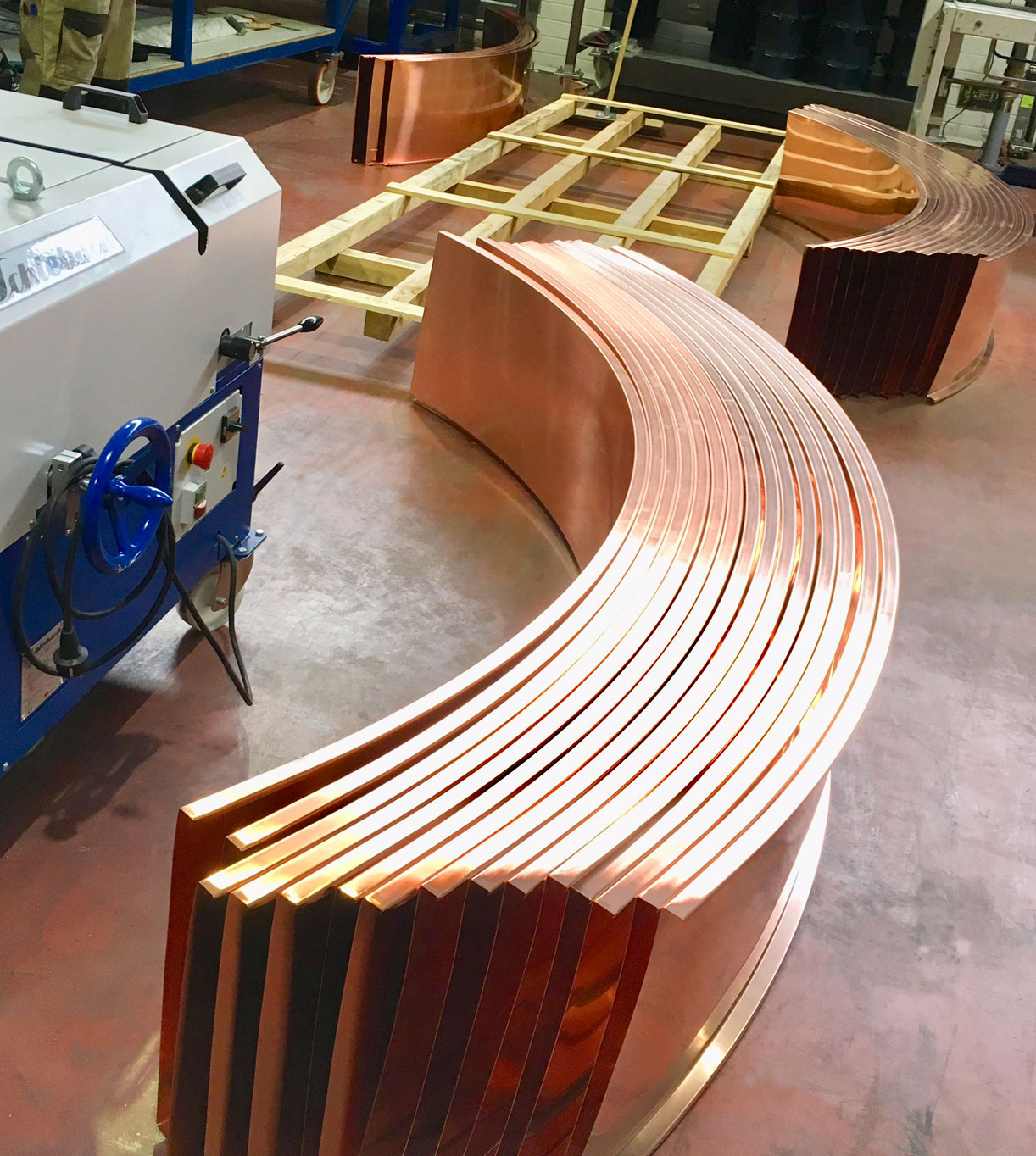 Profileuse et bac à joint debout en cuivre naturel cintré