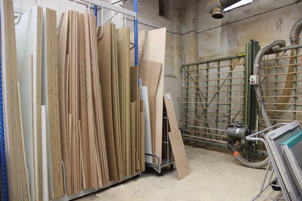 Atelier découpe de bois et verre.