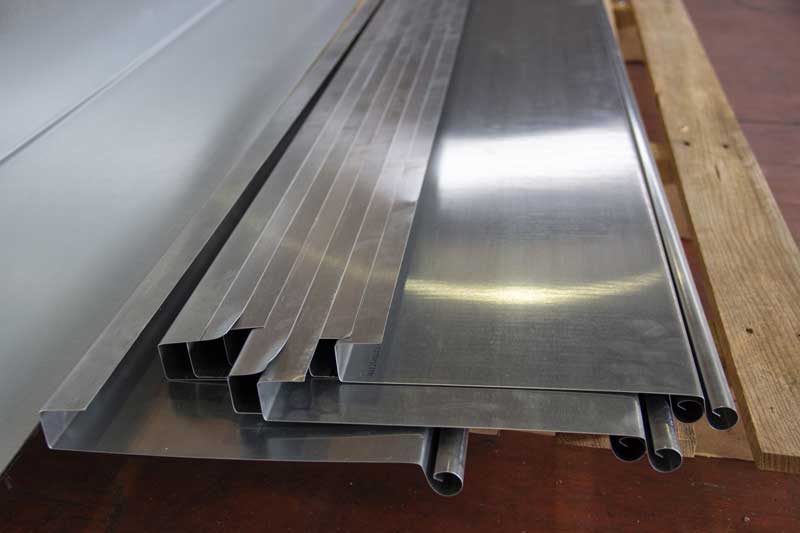 Bande de rive à ourlet rechassé en zinc naturel